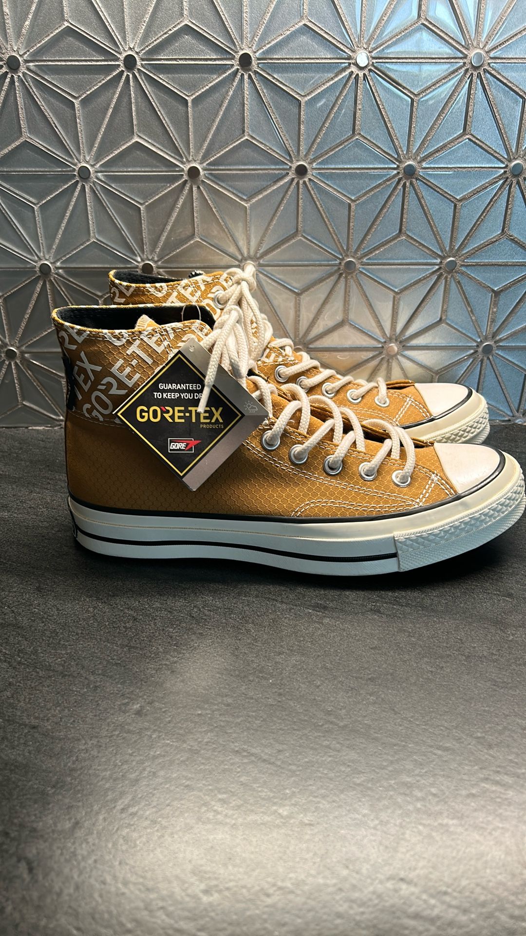 Brand New Converse Gore-Tex Chuck Taylor’s All Star Chucks Men’s Size 7 Women’s Size 9