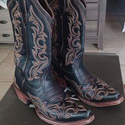  botas vaqueras para mujer son de la marca Ariat, modelo Hazen en color Ancient Black. #7