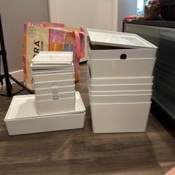 Set of storage containers