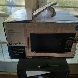 Microwave 0.7 cu feet. Tiny