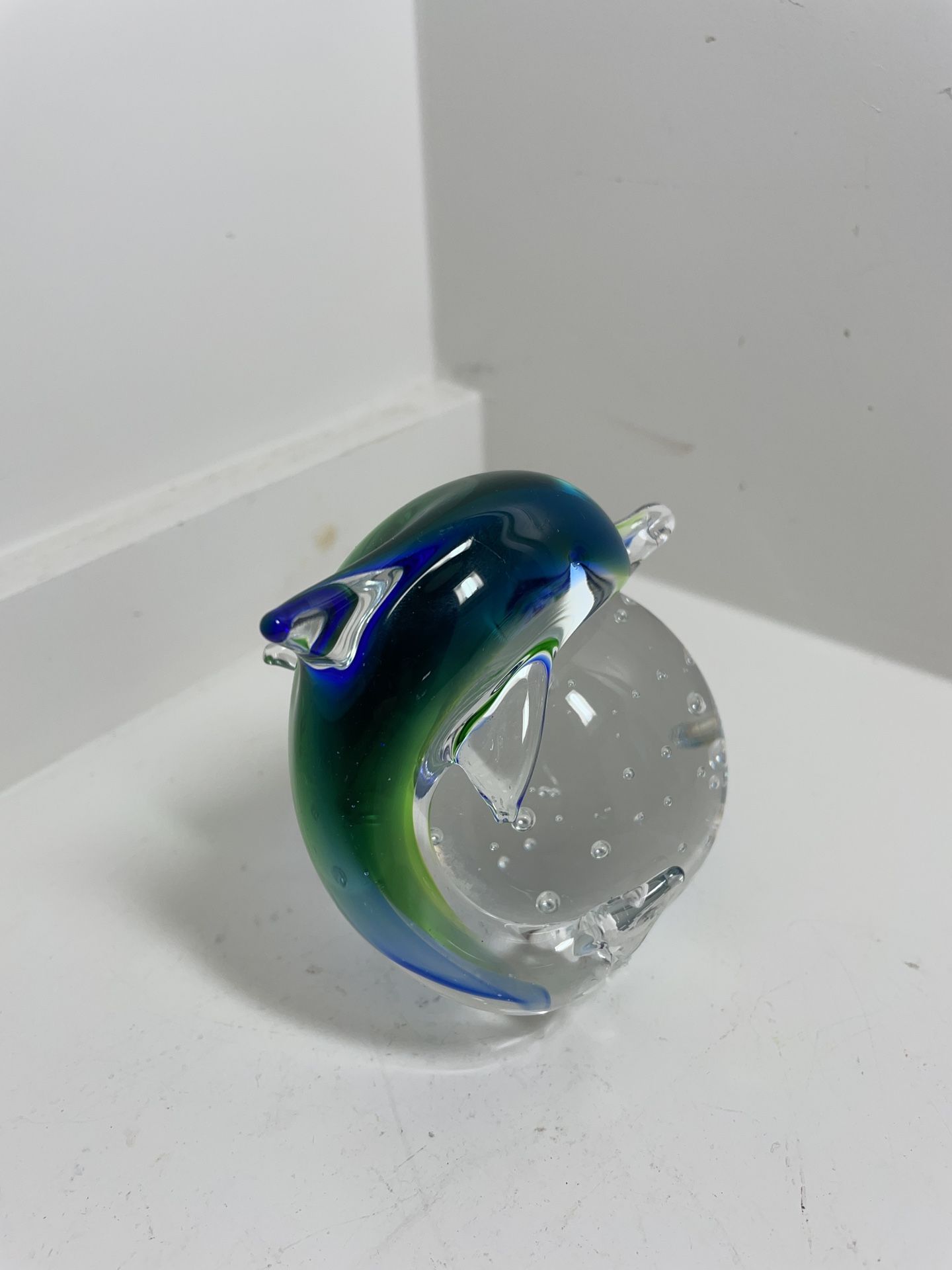 GORGEOUS MURANO ART GLASS BLUE & GREEN DOLPHIN ON CLEAR BALL FIGURINE 4