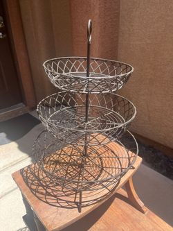 Vintage-Styled 3 Level Basket Stand