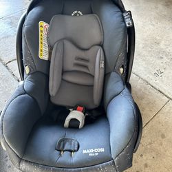 Maxi Cosi Baby Car Seat With Base 