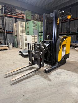 2019 Yale 4000 lbs capacity stand-up forklift