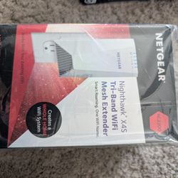 Brand New Netgear Nighthawk X45 Tri- Band WiFi Tri Band Mesh Extender