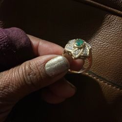 Anillo De 14 K Con Diamantes Y Esmeralda Medida 9 