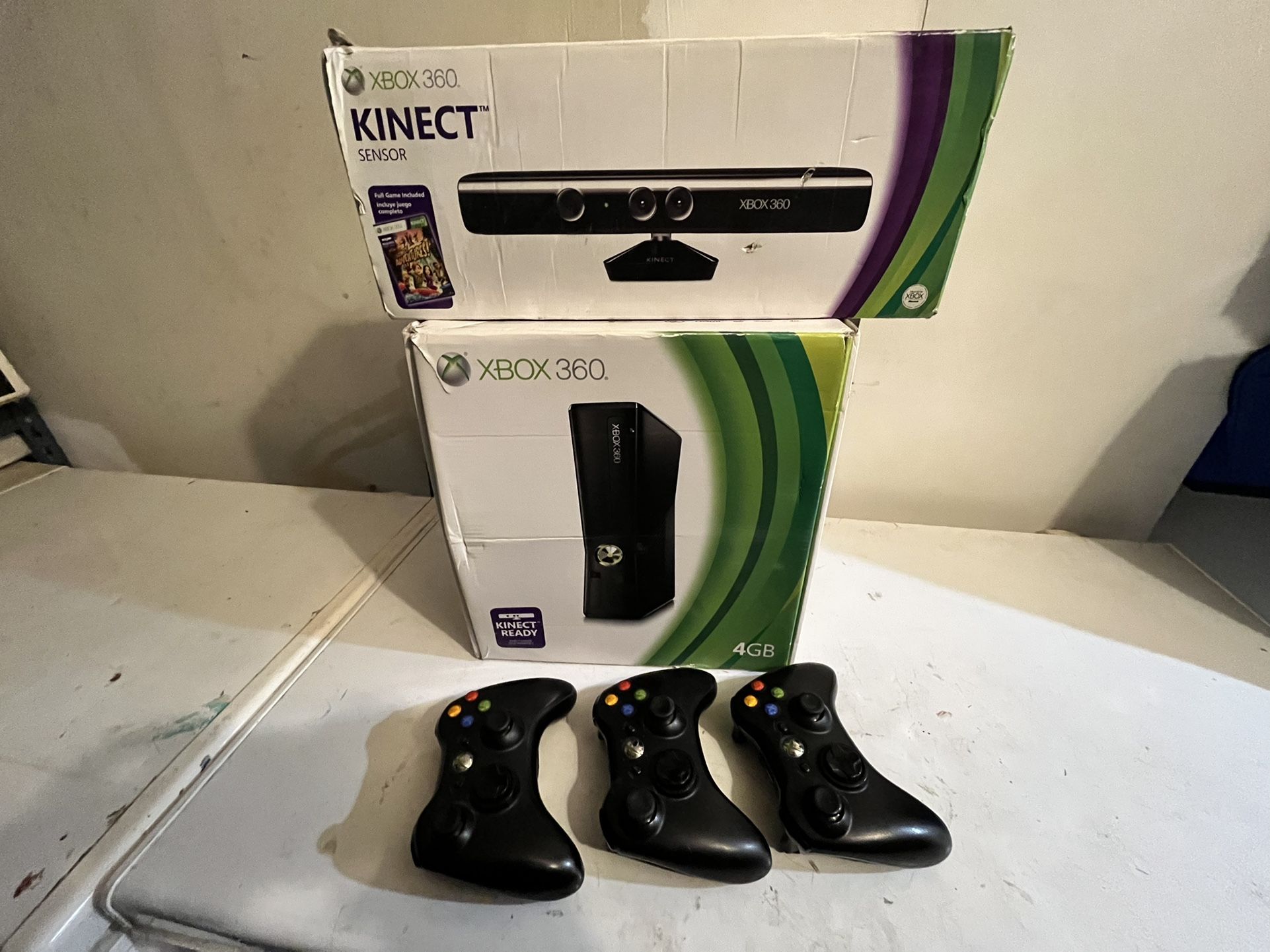 Xbox 360 Fully Functional With 3 Remotes And A Kinect 