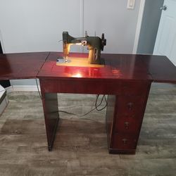 Antique Sewer Machinee . 