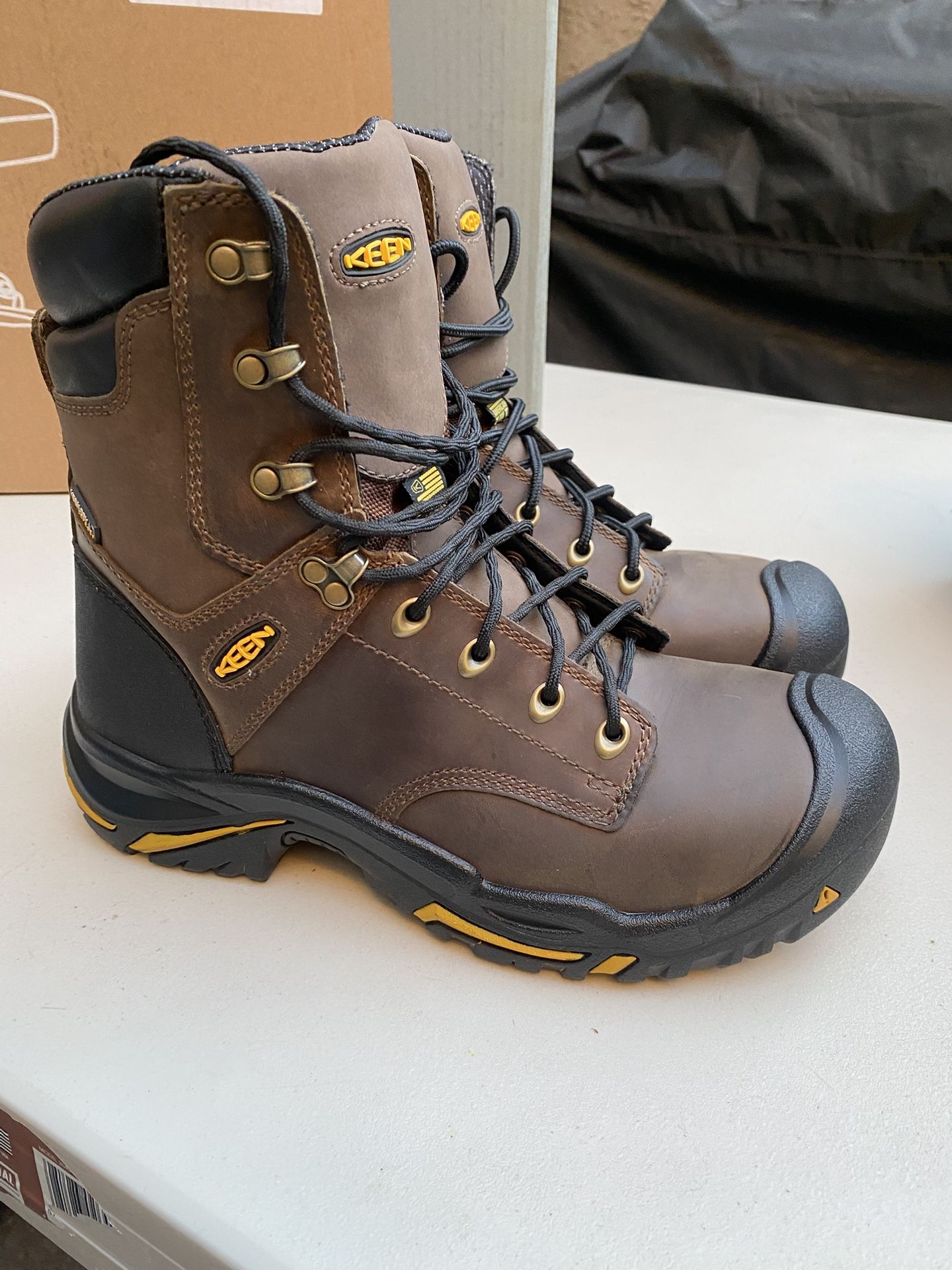 KEEN Utility Independence Waterproof Carbon Toe Work Boots ( size 9D men’s)