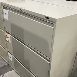 Used lateral  metal 3 drawer lateralu  metal