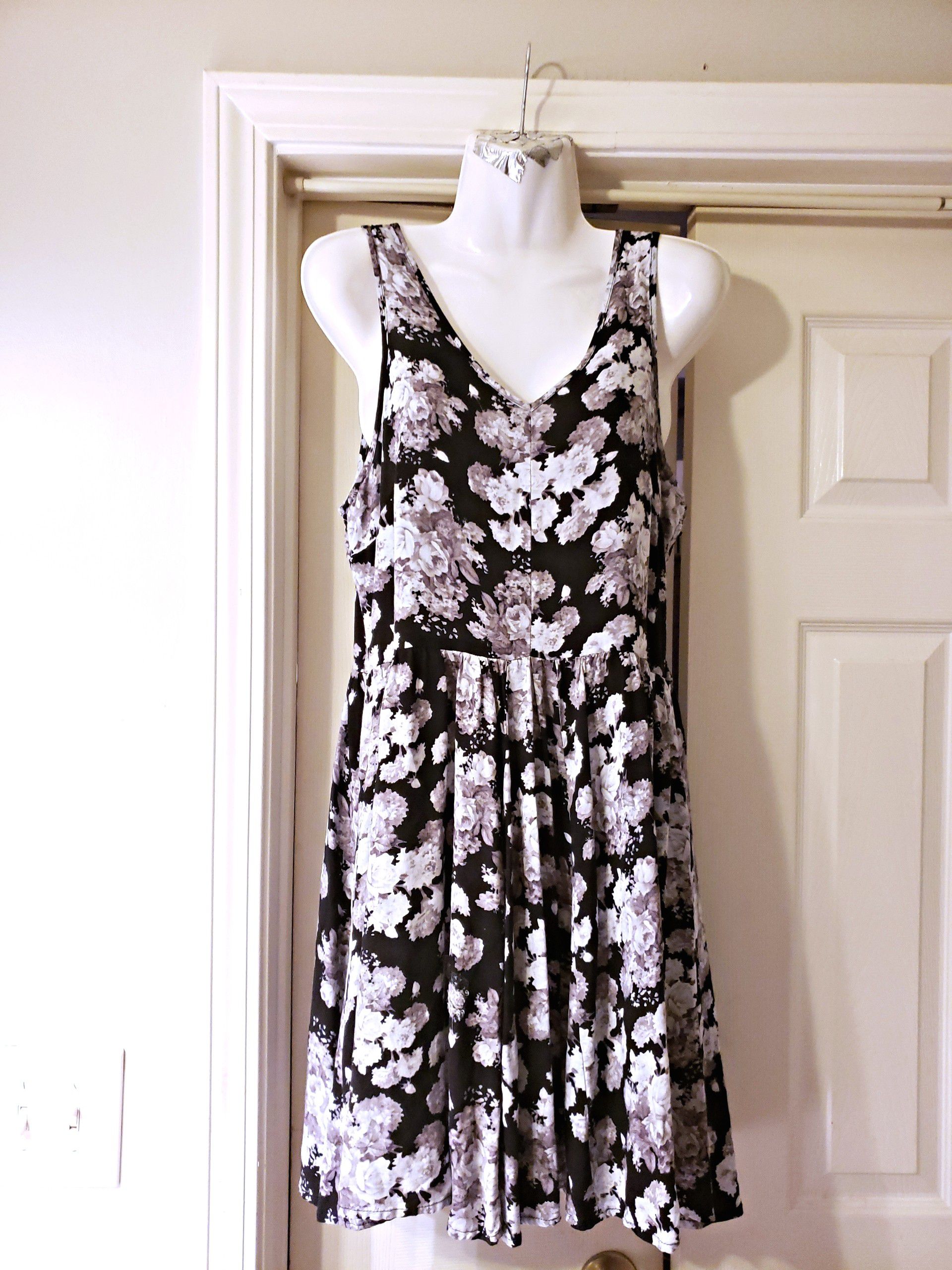 NWOT HOT TOPIC DRESS BLACK AND WHITE WITH FLOWERS SIZE M