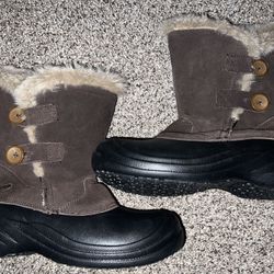 Never Worn  SNOW BOOTS  Woman’s Size 9