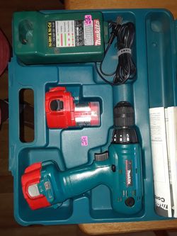 Makita 12-volt drill kit with 2 batteries charger and case
