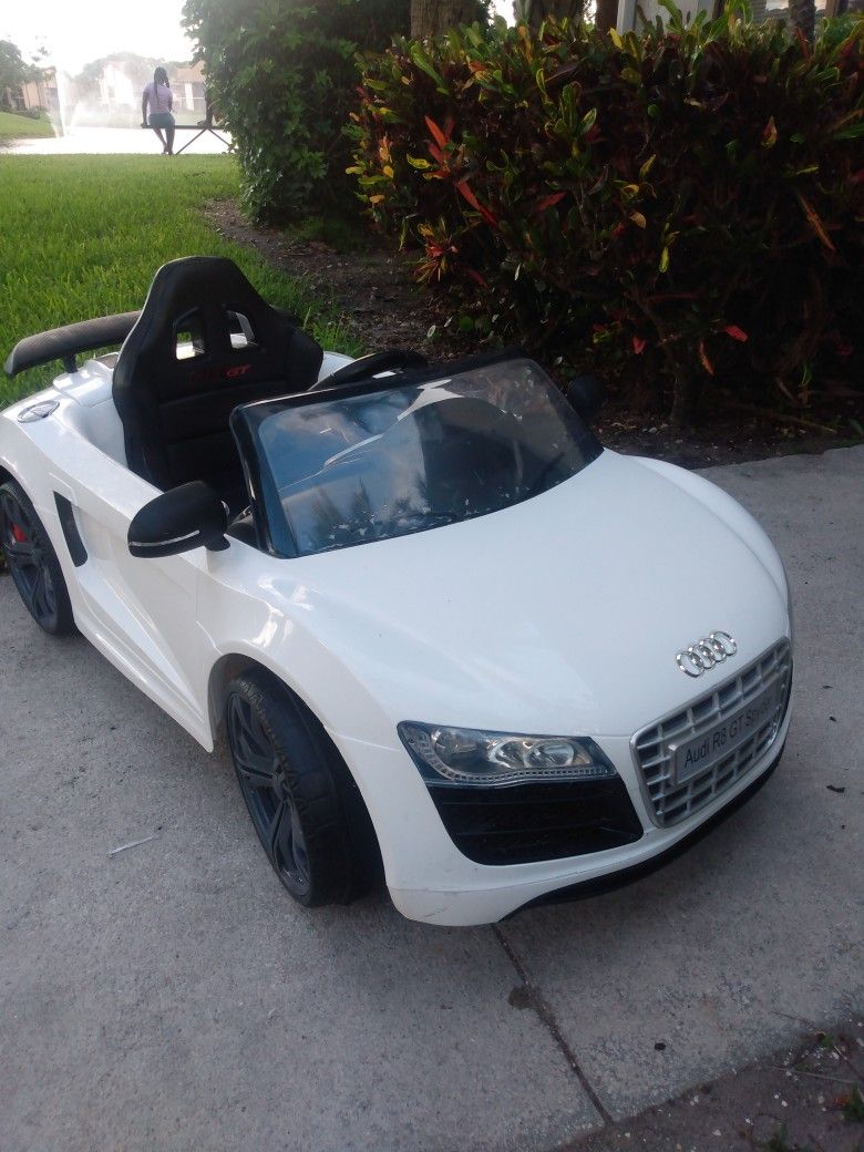 Audi R8 Spyder Ride On Toy Car 6v Battery by Kid Trax, no charger, Roadster Ride-on 