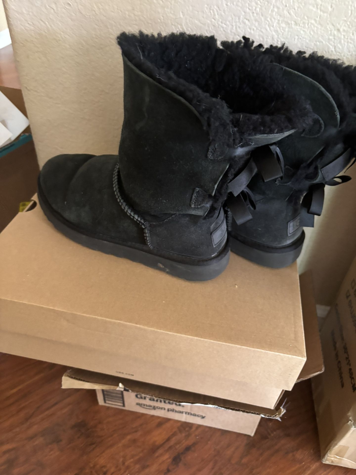 Ugg Bailey bow - Size 9