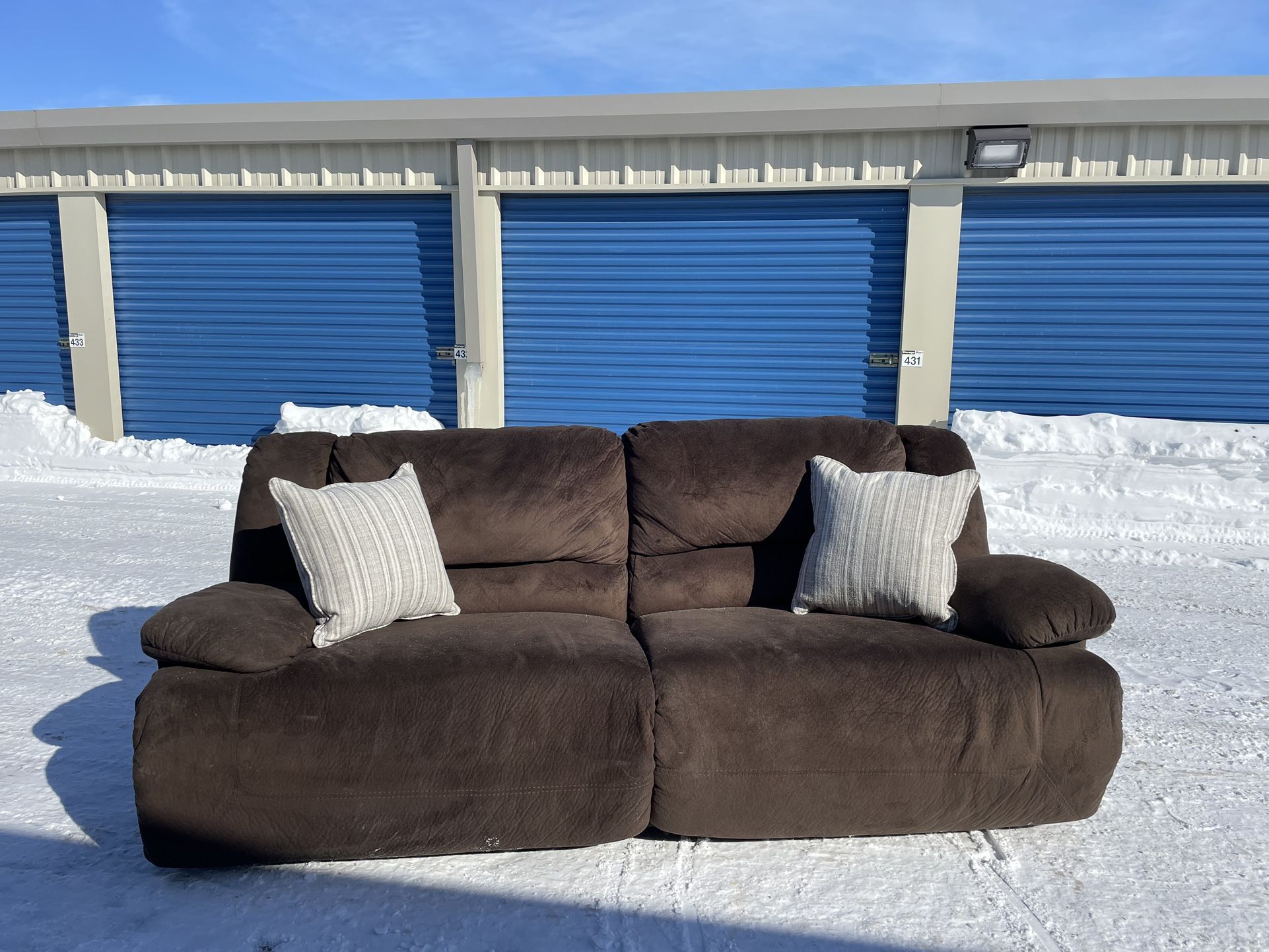 FREE DELIVERY 🚚🚛🚚 Awesome Recliner Sofa!