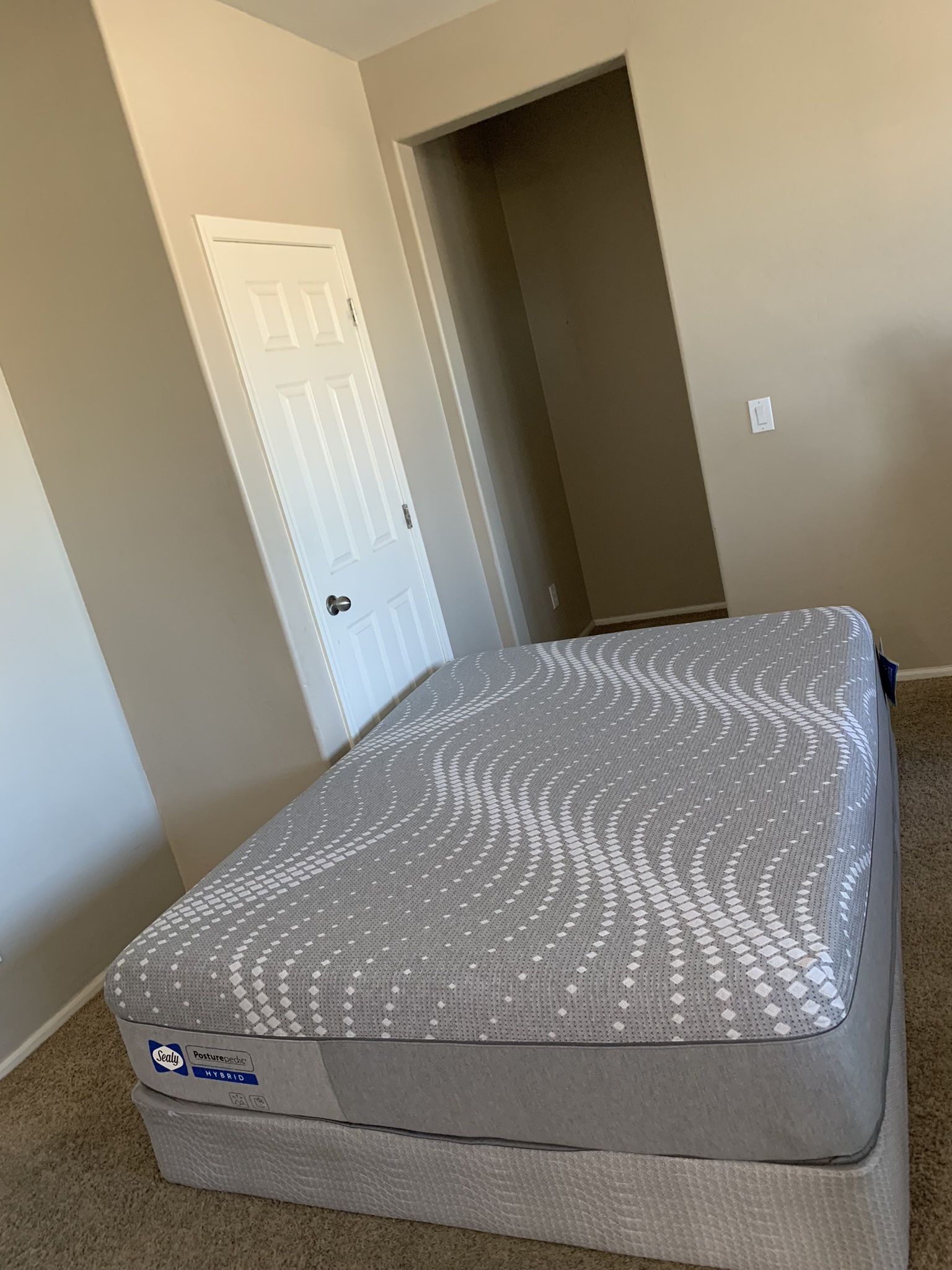 QUEEN SEALY POSTUREPEDIC HYBRID MATTRESS AND FREE BOX SPRING