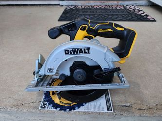 DEWALT  20V 6-1/2 in. Circular Saw (Tool Only)