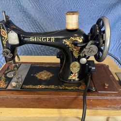 Singer Model 128 Vintage Antique Sewing Machine and Case