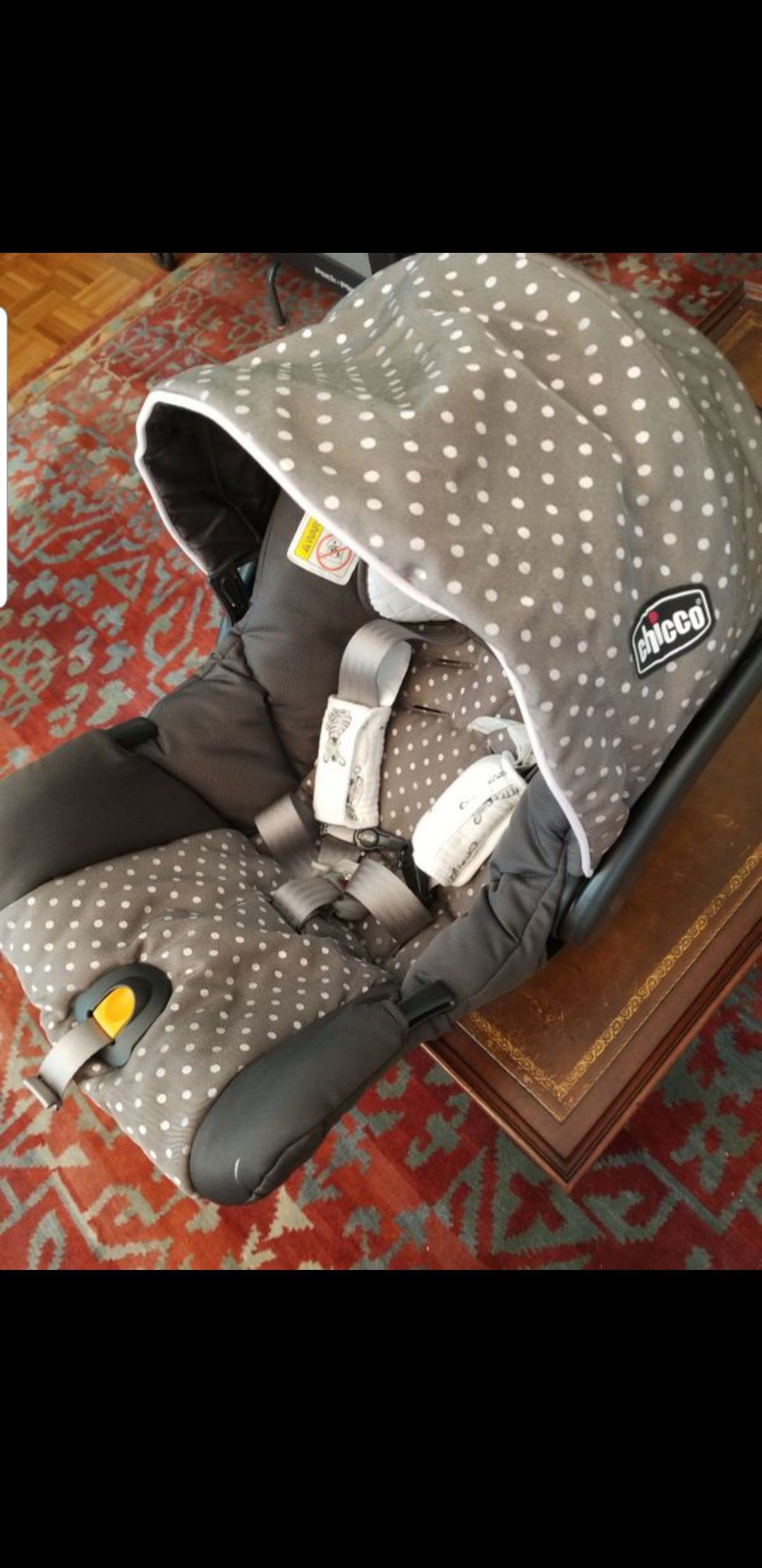 Chicco keyfit infant carseat with base