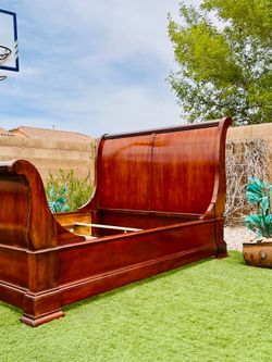 BEAUTIFUL HEAVY SOLID WOOD THOMASVILLE CAL KING BED FRAME ( HEAVY ) FREE DELIVERY 🚚 FIRST FLOOR ( GREAT CONDITION 🥰👌🏻 )