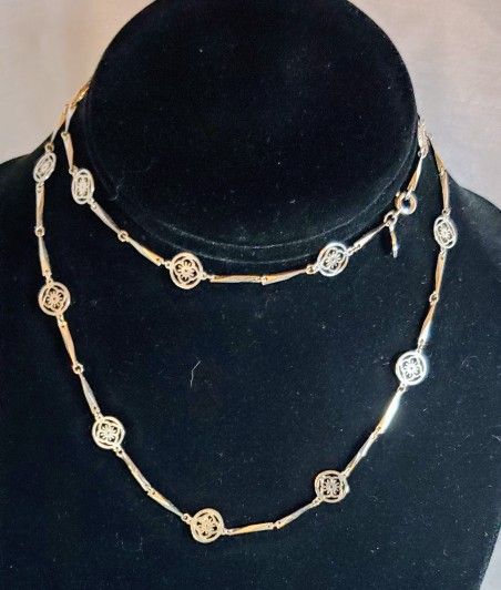 Vintage Avon Women's Necklace. EUC 