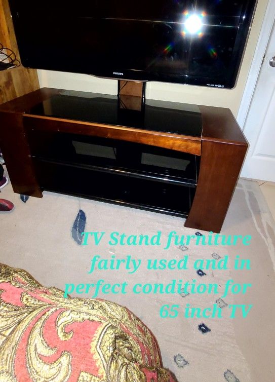 TV Stand Glass Top, Removable Glass Shelves In Perfect Condition For 65 Inch TV &above 