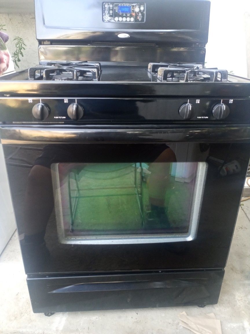 GAS STOVE (WHIRLPOOL) EVERYTHING WORKS GOOD 180.00$