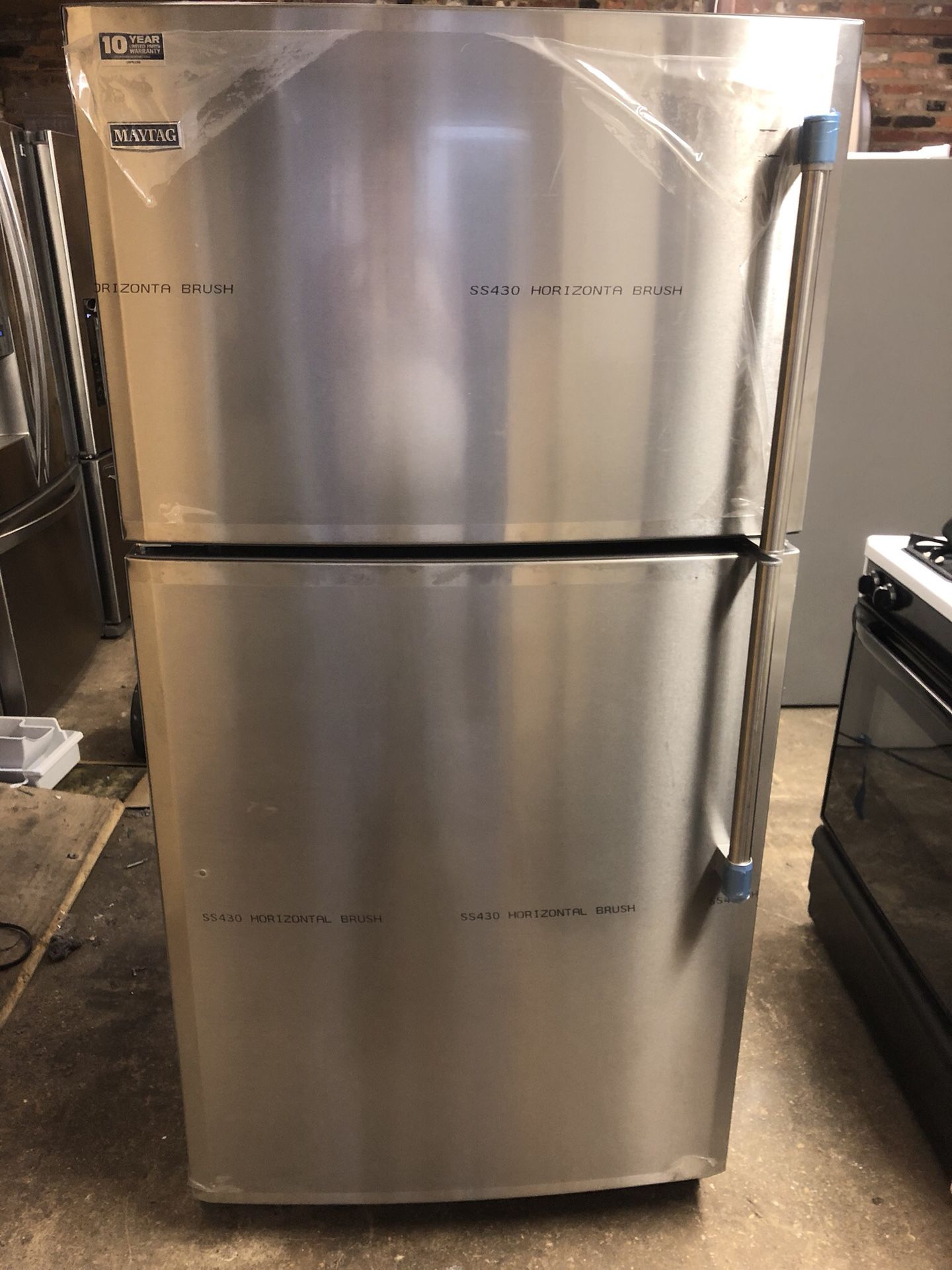 Maytag refrigerator 33” inches wide stainless steel BRAND NEW in excellent conditions