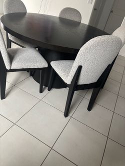 Round dinner table