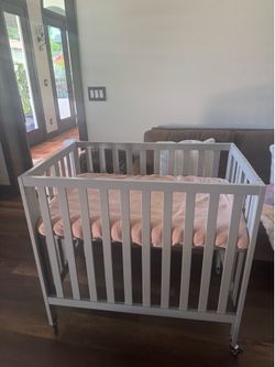 Collapsing crib with mattress