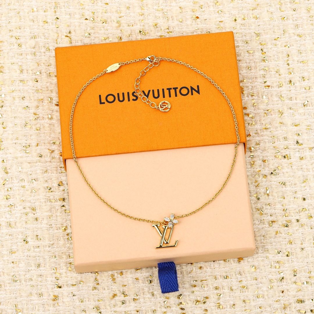 A necklace with a strong sense of personalized design