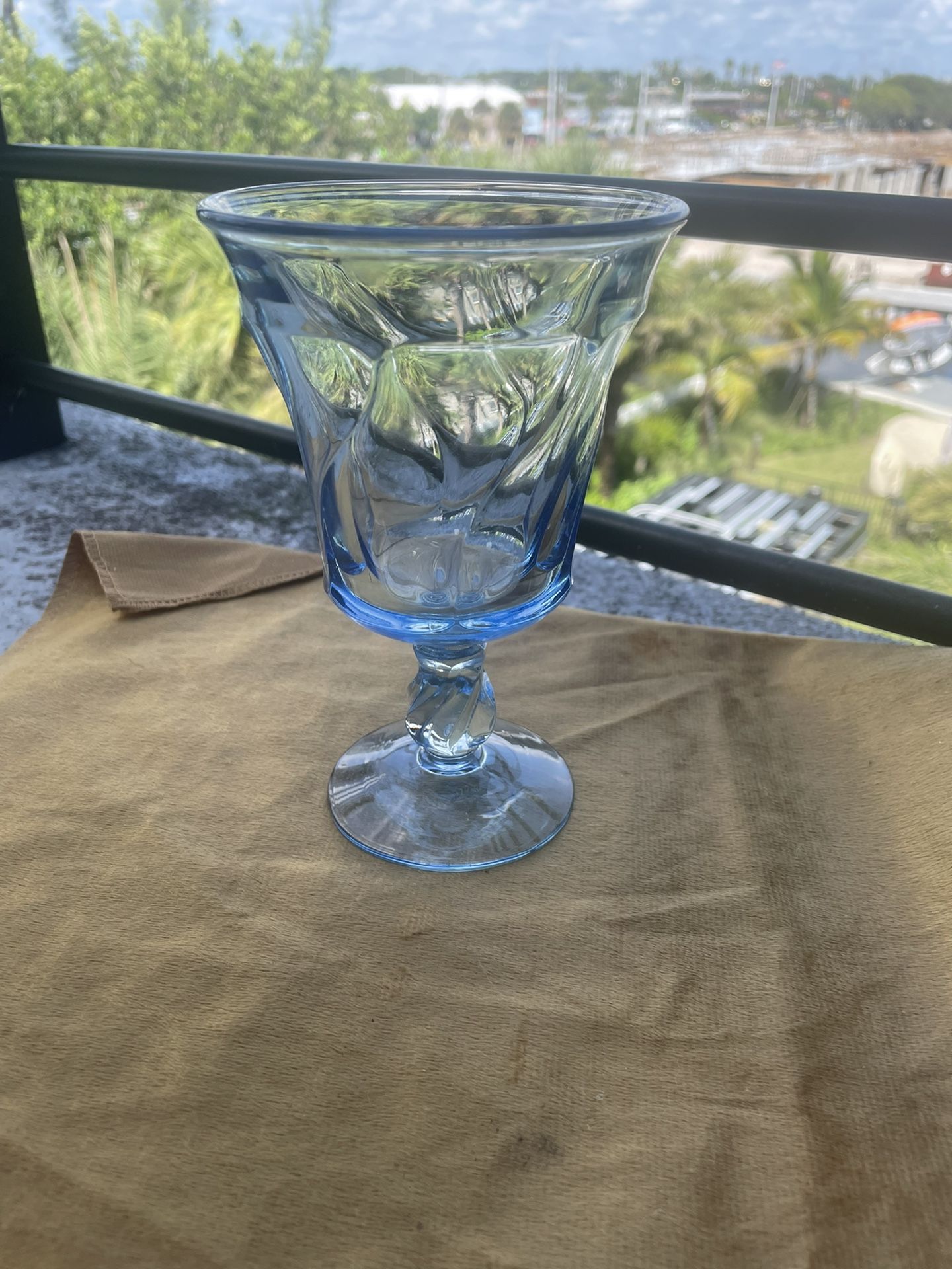(1) VINTAGE BLUE FOSTORIA JAMESTOWN WINE GLASS GOBLET