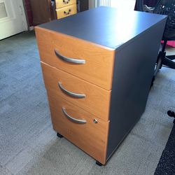 Mobile vertical filing cabinet