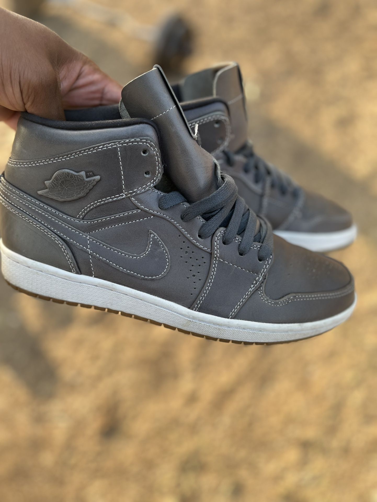 Air Jordan 1 Mid Nouveau “Wolf Grey” – Gently Used