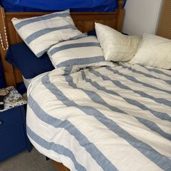 Queen Size Bed With Everything But The Pillows