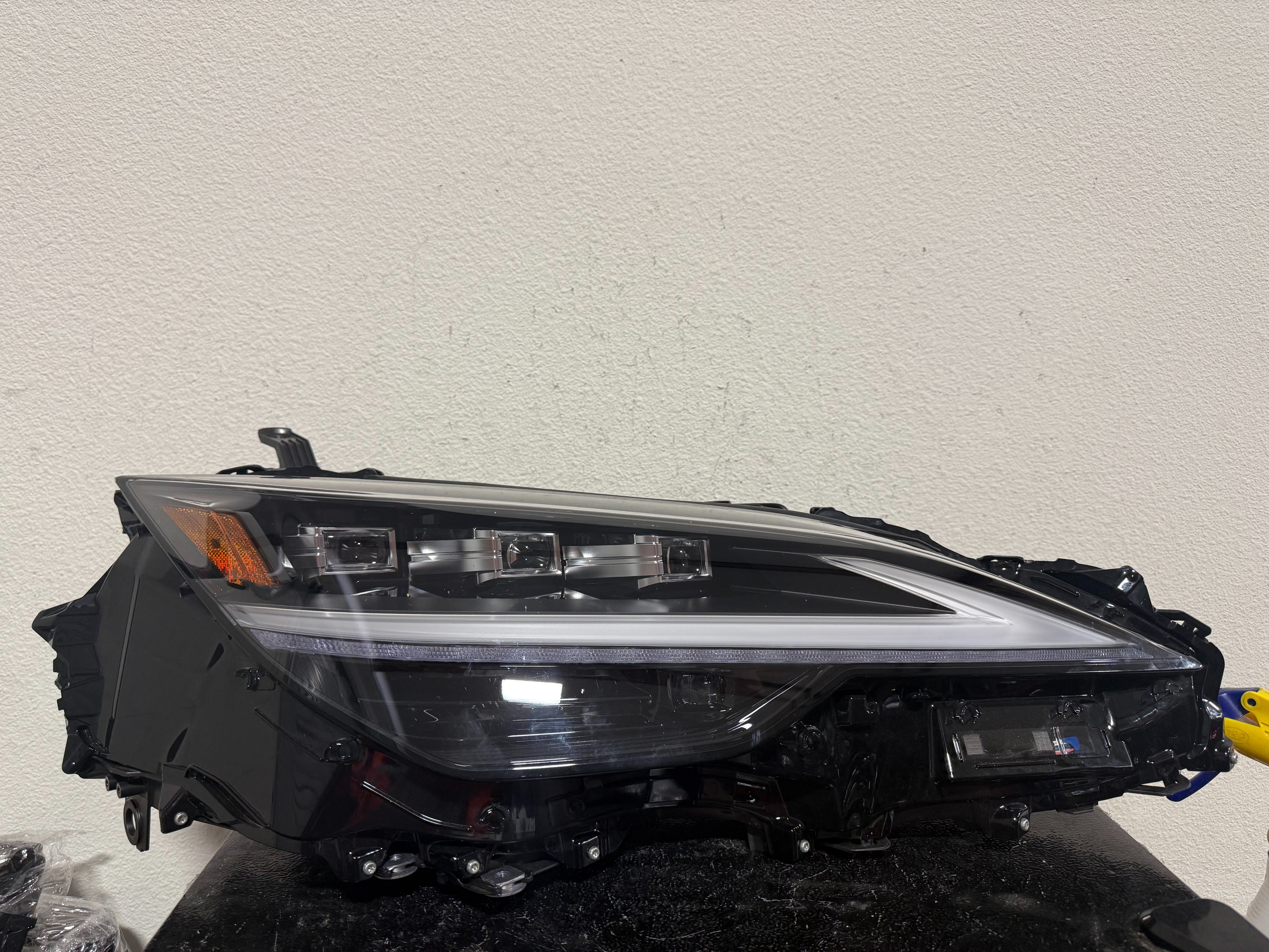 LEXUS LS RIGHT HEADLIGHT 2024