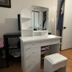 Make Up Vanity Desk With Mirrow With Light 