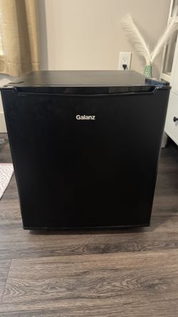 Galanz 1.7 Cu ft Single Door Mini Fridge GL17BK, Black