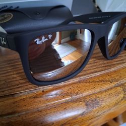 RAY BAN JUSTIN'S BLACK RUBBERIZED FRAME AND POLARIZED SILVER MIRROR LENSES. BRAND NEW. 