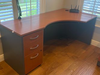Office desk with 3 drawers.