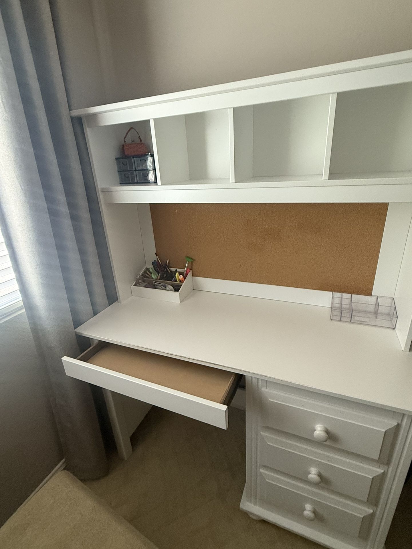 Teen desk excellent condition