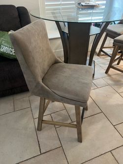 3 barstool chairs and table