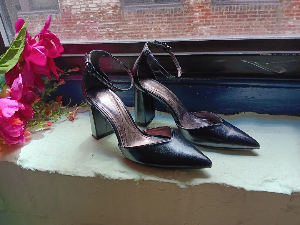Classic Black Heels V Style Size 8 EU 38 Bershka