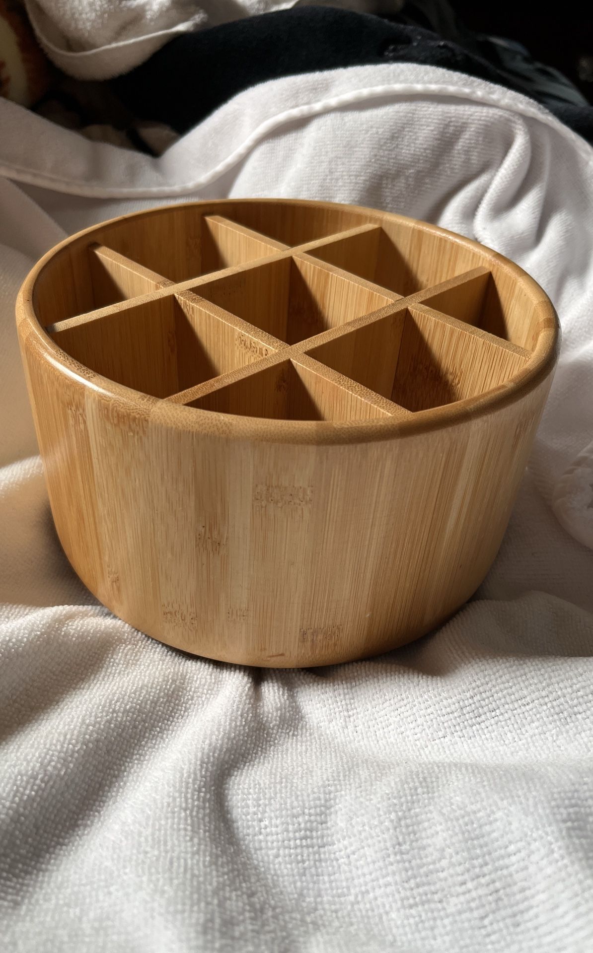 Makeup brush holder it spins