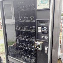 Snack vending machine