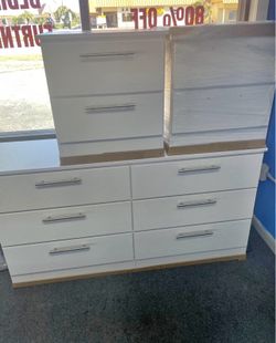 Dresser and 2 nightstands - Cómoda y 2 mesitas de noche