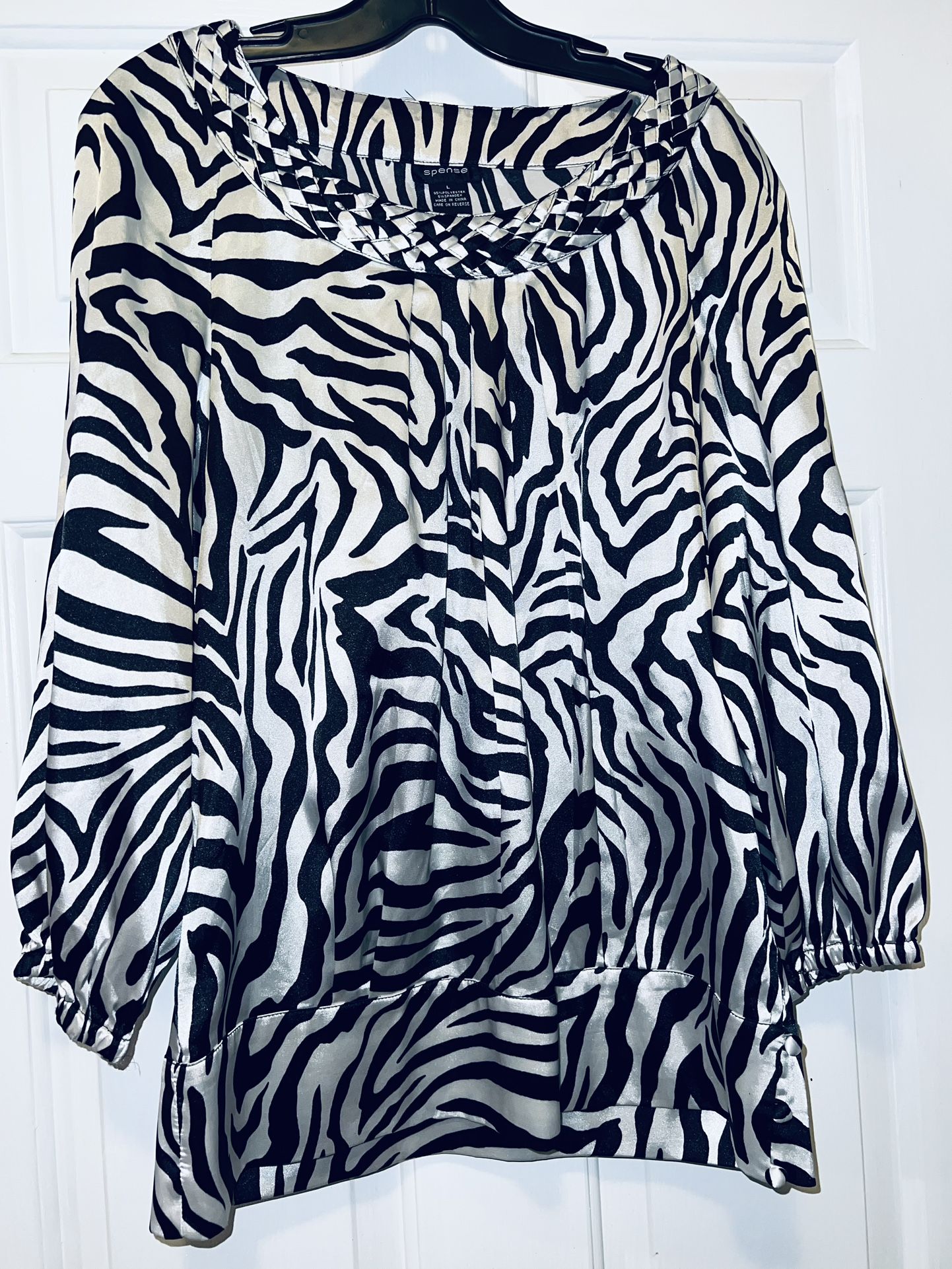 Nice ladies Spense top white/black size (L) only $10