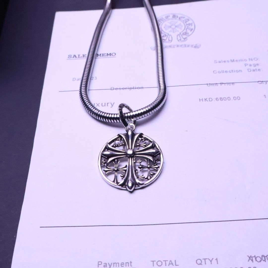 Cool and handsome disc necklace