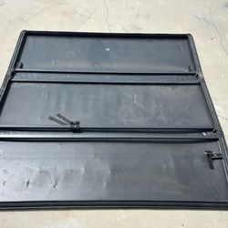 Semi-new 5.5-foot truck bed cover